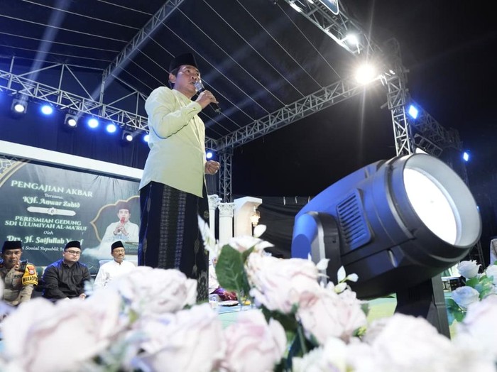 Pengasuh Pondok Pesantren Sabilunnajah Bojonegoro KH. Anwar Zahid