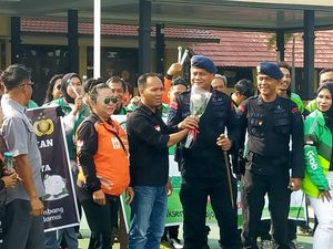 Puluhan Driver Ojol Palembang Bagikan Bunga Mawar ke TNI-Polri
