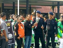 Puluhan Driver Ojol Palembang Bagikan Bunga Mawar ke TNI-Polri