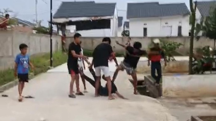 Ayah dan anak di Palembang dikeroyok usai menegur sejumlah remaja yang bermian layangan
