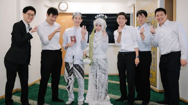 Foto pernikahan kisah cinta beda negara, wanita ini menikah dengan pria asal Jepang. Pernikahan pasangan Nadya Cahya dan Tabuchi di Jepang langsung viral di TikTok, karena menikah mandiri.