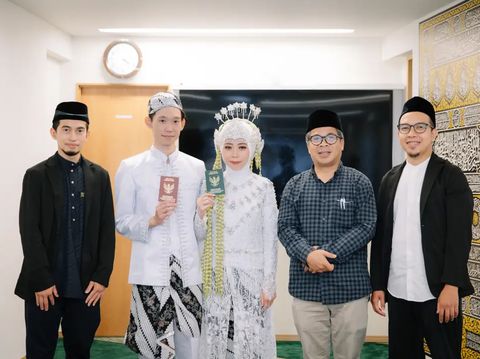 Foto pernikahan kisah cinta beda negara, wanita ini menikah dengan pria asal Jepang. Pernikahan pasangan Nadya Cahya dan Tabuchi di Jepang langsung viral di TikTok, karena menikah mandiri.