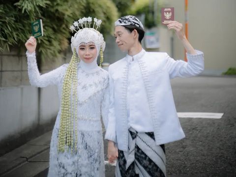 Foto pernikahan kisah cinta beda negara, wanita ini menikah dengan pria asal Jepang. Pernikahan pasangan Nadya Cahya dan Tabuchi di Jepang langsung viral di TikTok, karena menikah mandiri.