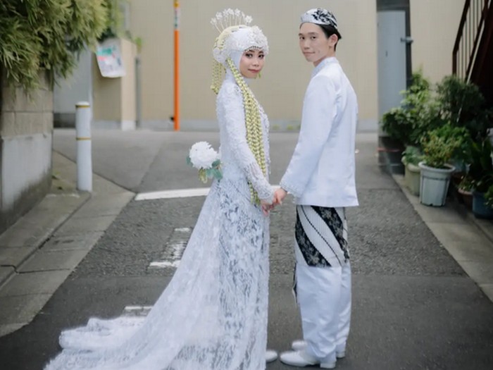 Foto pernikahan kisah cinta beda negara, wanita ini menikah dengan pria asal Jepang. Pernikahan pasangan Nadya Cahya dan Tabuchi di Jepang langsung viral di TikTok, karena menikah mandiri.
