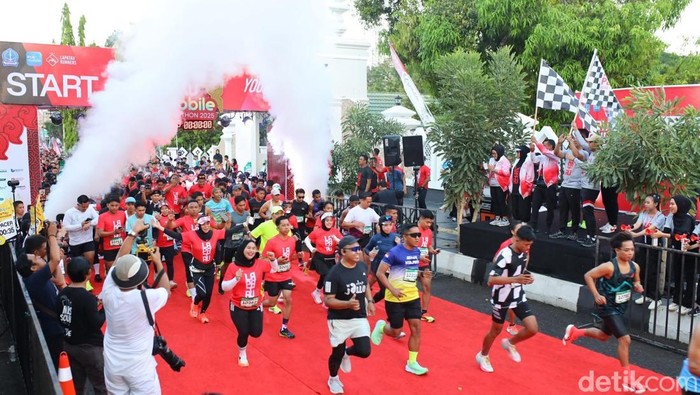 Peserta Lapatau PLN Mobile Bone Half Marathon 2025 saat memulai start.