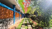 Area taman Cibulan yang dipenuhi dengan pepohonan yang rindang dan aneka tanaman hias