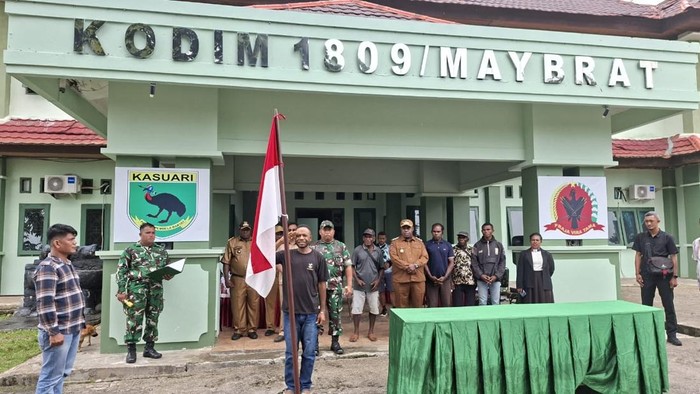 Pimpinan hingga simpatisan OPM menyatakan ikrar setia kembali ke NKRI dalam acara yang digelar di Kodim 1809/Maybrat.