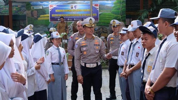 Polantas turun ke SMA di Pekanbaru, Riau mengajak siswa tanam pohon sambil membagikan helm. Dirlantas Polda Riau Kombes Taufiq Lukman Nurhidayat menjadi irup memberikan edukasi kamsetibcarlantas dan pelestarian lingkungan hidup, Senin (8/9/2025).