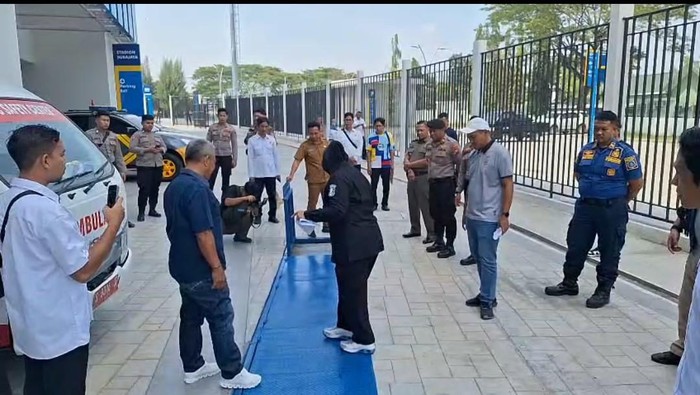 Polda Jatim melakukan pengecekan keamanan Stadio Surajaya Lamongan sebelum pertandingan Liga 2 dimulai.