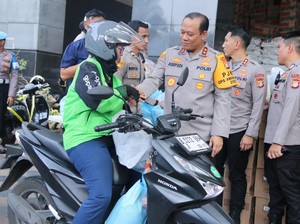 Kapolda Metro Turun Langsung Bagikan Sembako dan Helm ke Ojol