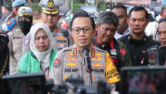 Polda Metro Jaya menggelar bakti sosial untuk ojek online. Hadir Kapolda Metro Jaya Irjen Asep Edi Suheri dan Kabid Humas Polda Metro Jaya Kombes Ade Ary Syam Indradi.