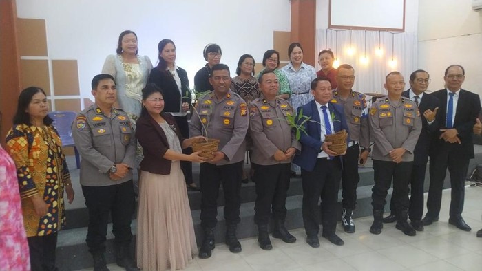 Polda Riau memberikan bibit pohon ke gereja di Pekanbaru melalui Minggu Kasih, pada Minggu (7/9/2025).