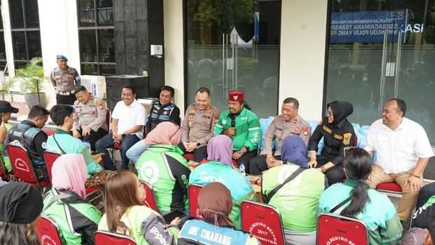 Polisi dan komunitas ojol di Kabupaten Bekasi berdialog dan bersinergi jaga keamanan.