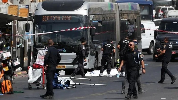 Israeli police officers work at the scene where a suspected shooting attack took place at the outskirts of Jerusalem September 8, 2025. (Reuters)