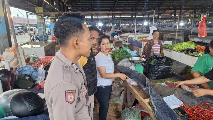 Polisi melakukan cek TKP lokasi pedagang sayur di Pasar Angso Duo, Kota Jambi, dirampok