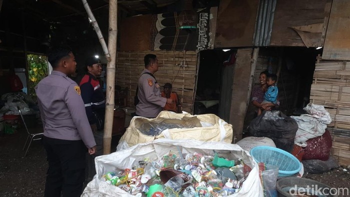 Polisi mendatangi lokasi yang diduga menjadi asal suara misterius di Waduk Perumahan PPS Gresik.