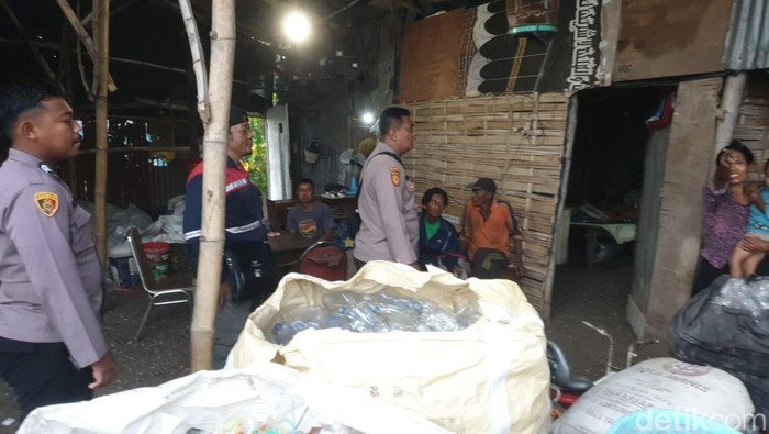 Polisi mendatangi lokasi yang diduga menjadi asal suara misterius di Waduk Perumahan PPS Gresik.