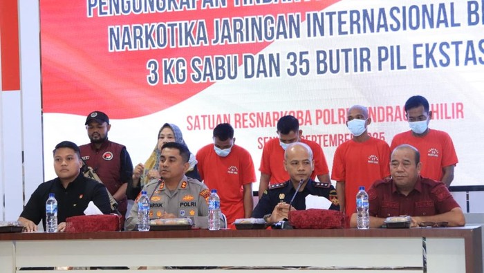 Polres Indragiri Hulu membongkar narkoba jaringan internasional dan menyita 3 kilogram sabu dari 4 tersangka, Senin (8/9/2025).