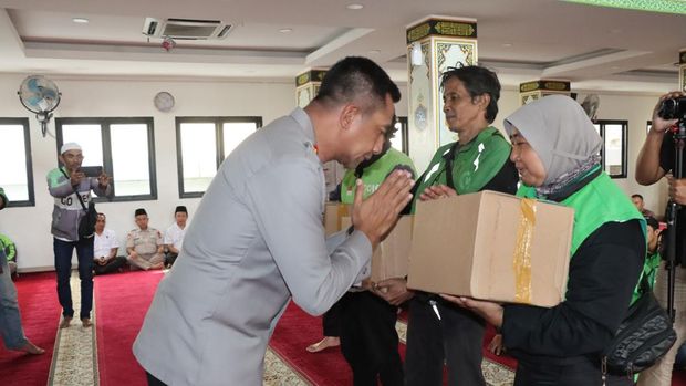 Polres Metro Jakarta Barat menggelar doa bersama dalam rangka 'Jaga Jakarta' bareng sejumlah pengemudi ojek online (ojol), Senin (8/9/2025). (Kurniawan/detikcom)