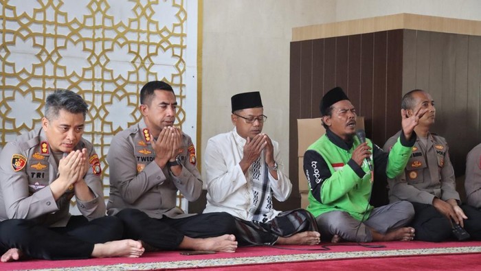 Polres Metro Jakarta Barat menggelar doa bersama dalam rangka Jaga Jakarta bareng sejumlah pengemudi ojek online (ojol), Senin (8/9/2025). (Kurniawan/detikcom)