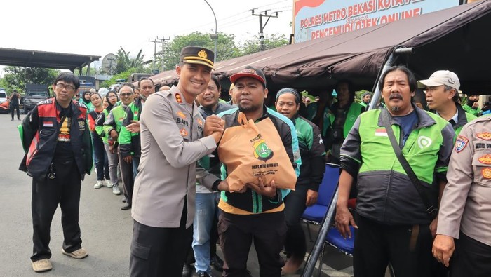 Polres Metro Bekasi Kota membagikan 150 paket sembako untuk ojol