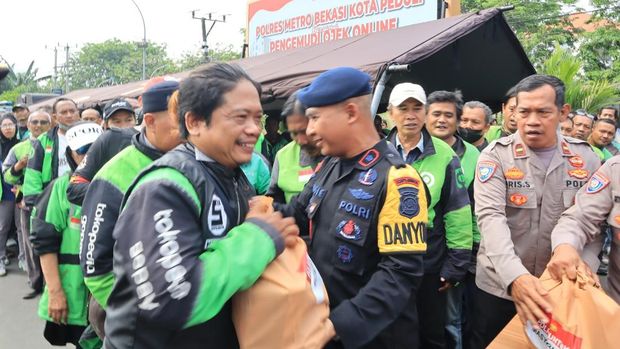 Polres Metro Bekasi Kota membagikan 150 paket sembako untuk ojol
