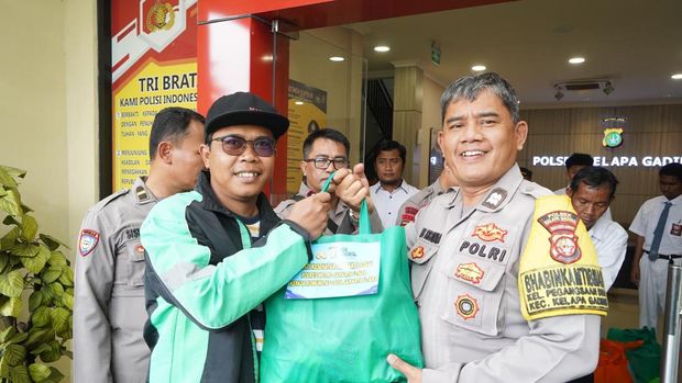 Polres Metro Jakarta Utara menggelar bakti sosial dan kesehatan untuk driver ojol, Senin (8/9/2025)