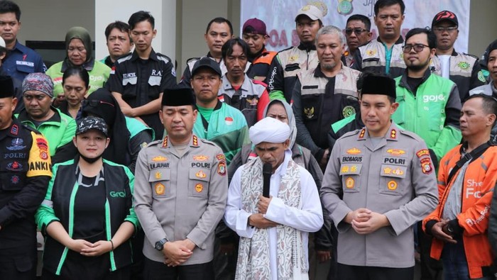 Polres Metro Tangerang Kota menggelar doa bersama untuk Affan Kurniawan bersama komunitas ojol. Polisi juga membagikan helm hingga sembako kepada ojol, Senin (8/9/2025).