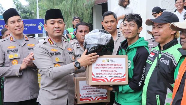 Polres Metro Tangerang Kota menggelar doa bersama untuk Affan Kurniawan bersama komunitas ojol. Polisi juga membagikan helm hingga sembako kepada ojol, Senin (8/9/2025).