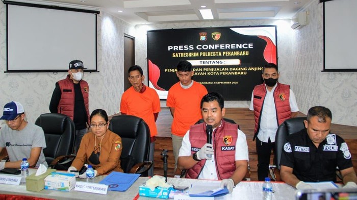 Polresta Pekanbaru menangkap bapak dan anak penjagal anjing di Kota Pekanbaru, Riau, Senin (8/9/2025).