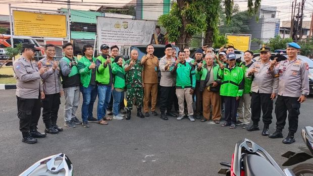 Polsek Ciputat Timur membagikan sembako kepada driver ojol, Senin (8/9/2025).