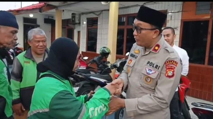 Polsek Ciputat Timur membagikan sembako kepada driver ojol, Senin (8/9/2025).