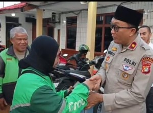 Polsek Ciputat Timur Berbagi, Bagikan Puluhan Paket Sembako ke Ojol