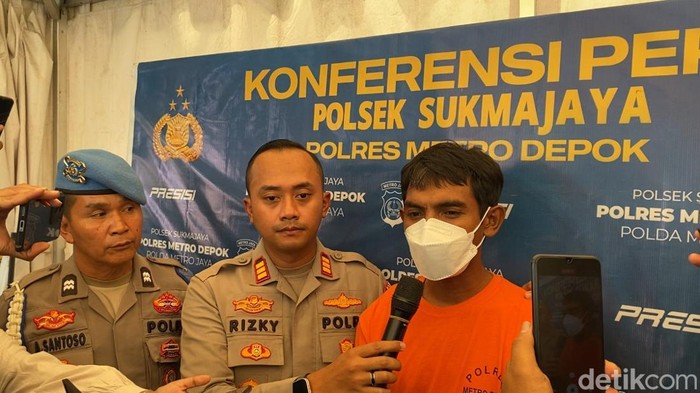 Polsek Sukmajaya menetapkan Clevi Patrik Rutman sebagai tersangka kasus penganiayaan satpam lansia, Senin (8/9/2025).