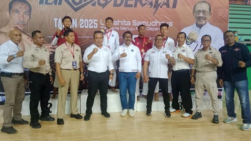 I Made Sutama (tengah) sesuai penyerahan medali cabor tarung derajat di GOR Purna Krida, Kerobokan, Senin (8/9/2025). /Istimewa