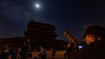 Potret Bulan Darah Langka Hiasi Langit Kota Terlarang Beijing
