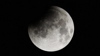 Bulan terlihat saat bagiannya bergerak ke dalam bayangan selama gerhana bulan di Beijing. REUTERS/Maxim Shemetov