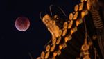 Potret Bulan Darah Langka Hiasi Langit Kota Terlarang Beijing