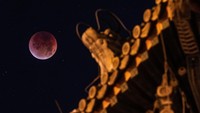 Bulan darah tampak memerah di atas langit Kota Terlarang, Beijing, saat gerhana bulan total pada Senin (8/9/2025) dini hari. REUTERS/Maxim Shemetov
