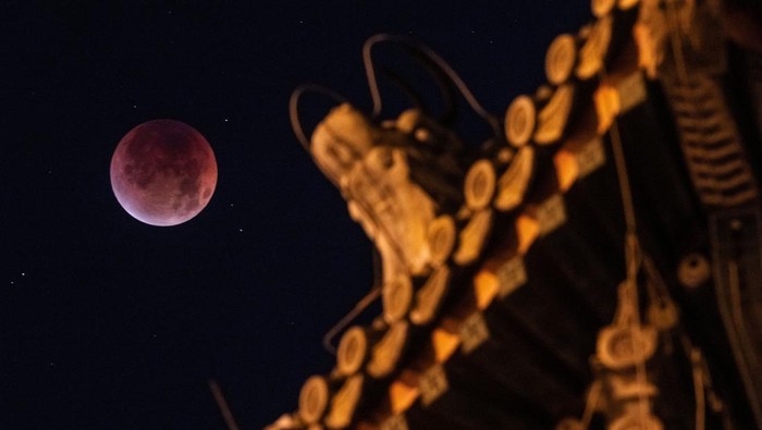Potret Bulan Darah Langka Hiasi Langit Kota Terlarang Beijing The