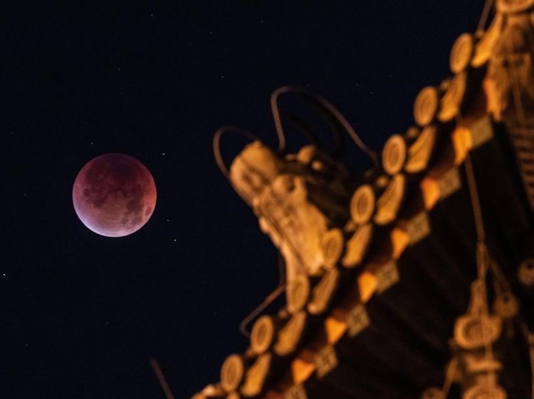 Potret Bulan Darah Langka Hiasi Langit Kota Terlarang Beijing