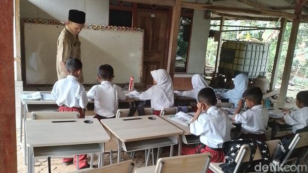 Potret muris SDN Tegal Benteng yang mengungsi belajar di perumahan warga karena ruang kelas tak layak.