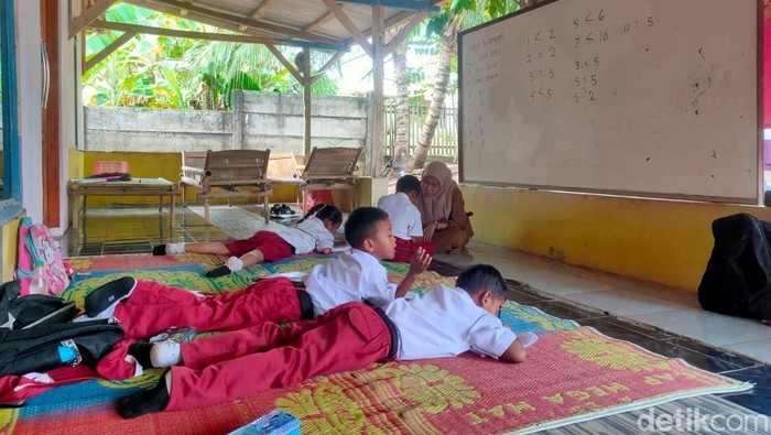 Potret muris SDN Tegal Benteng yang mengungsi belajar di perumahan warga karena ruang kelas tak layak.