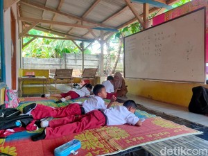 Potret Pilu SDN Tegal Benteng: Dinding Retak hingga Atap Bocor
