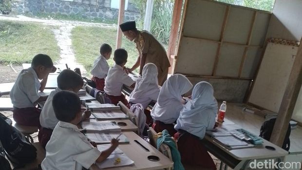 Potret muris SDN Tegal Benteng yang mengungsi belajar di perumahan warga karena ruang kelas tak layak.