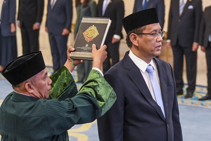 Menteri Keuangan Purbaya Yudhi Sadewa mengucap sumpah saat mengikuti pelantikan menteri dan wakil menteri Kabinet Merah Putih di Istana Negara, Kompleks Istana Kepresidenan, Jakarta, Senin (8/9/2025). Presiden Prabowo Subianto melantik Purbaya Yudhi Sadewa sebagai Menteri Keuangan menggantikan Sri Mulyani Indrawati, Muktaruddin sebagai Kepala Badan Pelindungan Pekerja Migran Indonesia (BP2MI) menggantikan Abdul Kadir Karding, Ferry Juliantono sebagai Menteri Koperasi menggantikan Budi Arie Setiadi dan mengangkat Mochamad Irfan Yusuf sebagai Menteri Haji dan Umroh beserta Wakilnya Dahnil Azhar Simanjuntak. ANTARA FOTO/Galih Pradipta/tom.