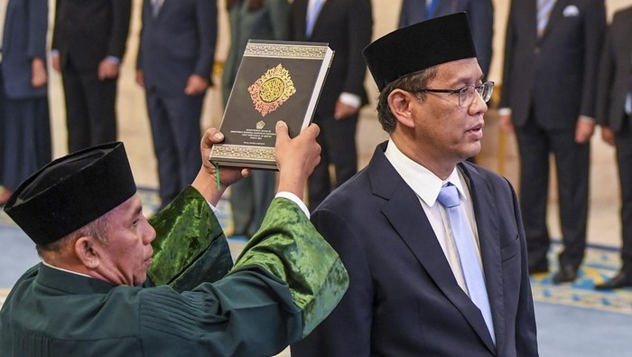 Menteri Keuangan Purbaya Yudhi Sadewa mengucap sumpah saat mengikuti pelantikan menteri dan wakil menteri Kabinet Merah Putih di Istana Negara, Kompleks Istana Kepresidenan, Jakarta, Senin (8/9/2025). Presiden Prabowo Subianto melantik Purbaya Yudhi Sadewa sebagai Menteri Keuangan menggantikan Sri Mulyani Indrawati, Muktaruddin sebagai Kepala Badan Pelindungan Pekerja Migran Indonesia (BP2MI) menggantikan Abdul Kadir Karding, Ferry Juliantono sebagai Menteri Koperasi menggantikan Budi Arie Setiadi dan mengangkat Mochamad Irfan Yusuf sebagai Menteri Haji dan Umroh beserta Wakilnya Dahnil Azhar Simanjuntak. ANTARA FOTO/Galih Pradipta/tom.