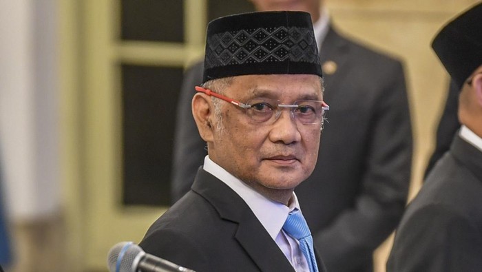 Menteri Haji dan Umroh Irfan Yusuf mengikuti pelantikan menteri dan wakil menteri Kabinet Merah Putih di Istana Negara, Kompleks Istana Kepresidenan, Jakarta, Senin (8/9/2025). Presiden Prabowo Subianto melantik Purbaya Yudhi Sadewa sebagai Menteri Keuangan menggantikan Sri Mulyani Indrawati, Muktaruddin sebagai Kepala Badan Pelindungan Pekerja Migran Indonesia (BP2MI) menggantikan Abdul Kadir Karding, Ferry Juliantono sebagai Menteri Koperasi menggantikan Budi Arie Setiadi dan mengangkat Mochamad Irfan Yusuf sebagai Menteri Haji dan Umroh beserta Wakilnya Dahnil Azhar Simanjuntak. ANTARA FOTO/Galih Pradipta/tom.