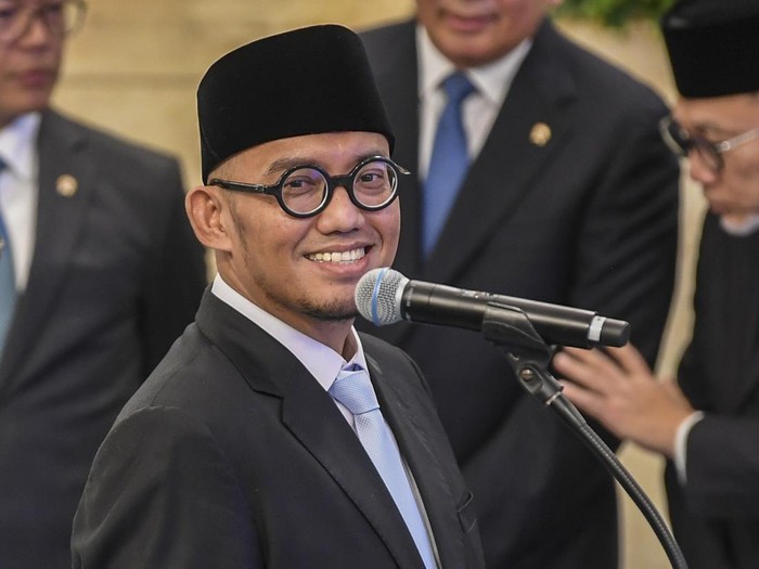 Prabowo Reshuffle Kabinet, Tambah Kementerian Haji Wakil Menteri Haji dan Umroh Dahnil Anzar Simanjuntak bersiap mengikuti pelantikan menteri dan wakil menteri Kabinet Merah Putih di Istana Negara, Kompleks Istana Kepresidenan, Jakarta, Senin (8/9/2025). Presiden Prabowo Subianto melantik Purbaya Yudhi Sadewa sebagai Menteri Keuangan menggantikan Sri Mulyani Indrawati, Muktaruddin sebagai Kepala Badan Pelindungan Pekerja Migran Indonesia (BP2MI) menggantikan Abdul Kadir Karding, Ferry Juliantono sebagai Menteri Koperasi menggantikan Budi Arie Setiadi dan mengangkat Mochamad Irfan Yusuf sebagai Menteri Haji dan Umroh beserta Wakilnya Dahnil Azhar Simanjuntak. ANTARA FOTO/Galih Pradipta/tom.