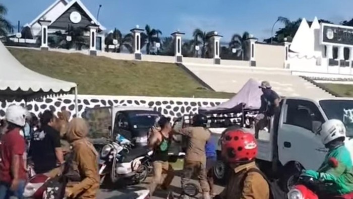 Pria berseragam ASN adu jotos depan Kantor Gubernur Sulbar.